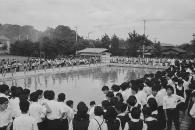 市立全小・中学校にプール・体育館完成（昭和42年）