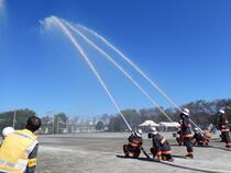消防署、消防団、自主防災組織による一斉放水の様子