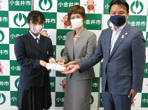 左から、金澤萌香さん、川畑美和子市会長、西岡真一郎小金井市長