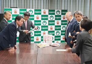 寄贈文庫を前に歓談する写真