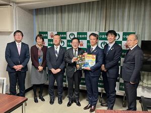 寄贈者と市長・教育長の写真