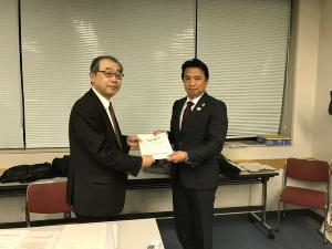 根上委員長から西岡市長へ「（仮称）小金井市新福祉会館建設基本計画（案）のご提出をいただきました。