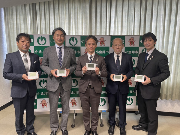 寄贈者と市長・教育長の写真